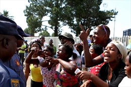 Nam Phi bức xúc vì xe cảnh sát kéo lê nạn nhân